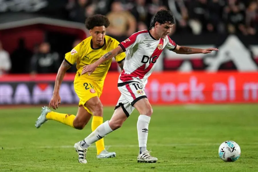 Camello, perseguido por Witsel durante el Rayo-Girona
