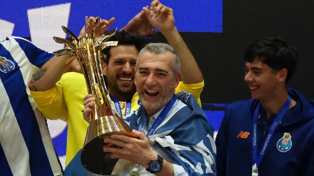 Treinador de hóquei em patins do FC Porto, Paulo Freitas, comemora com o troféu após a vitória por 3-1 sobre o Barcelona que valeu a conquista da Liga dos Campeões (PAULO NOVAIS/LUSA)