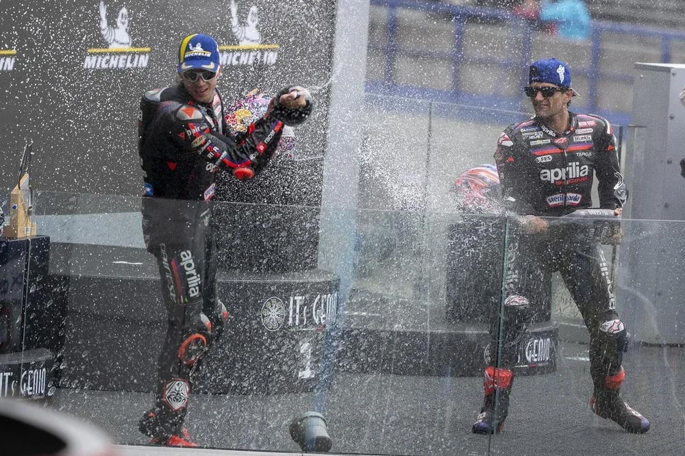 Bezzecchi y Martín celebran en el podio del GP de Francia