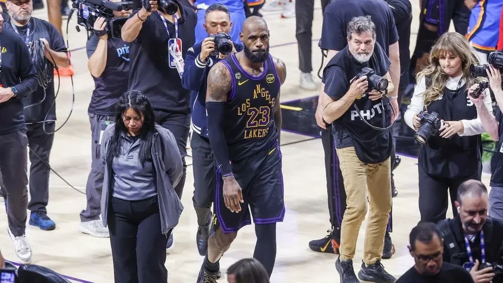 LeBron James depois da derrota e eliminação dos Lakers (CHRIS TORRES/EPA)