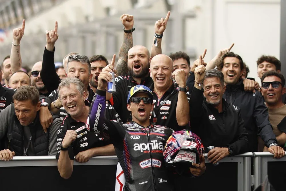 El piloto de Aprilia Racing Jorge Martín (c) celebra con su equipo la victoria en la carrera de MotoGP del Gran Premio de Francia en Le Mans. EFE/YOAN VALAT