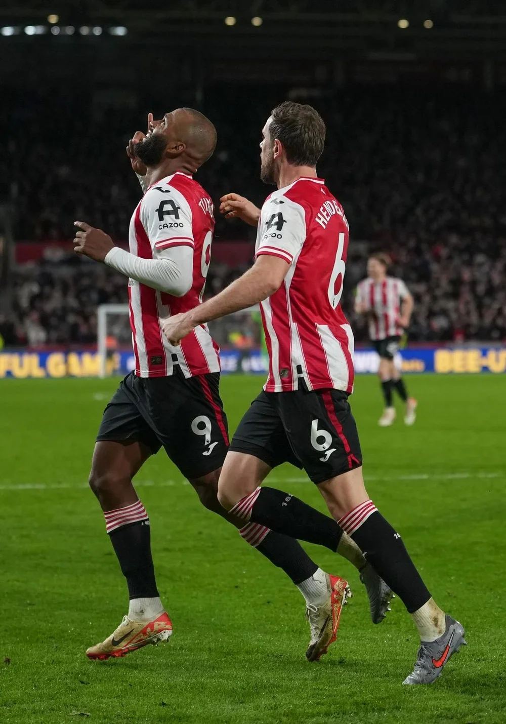 Igor Thiago celebra un col con el Brentford
